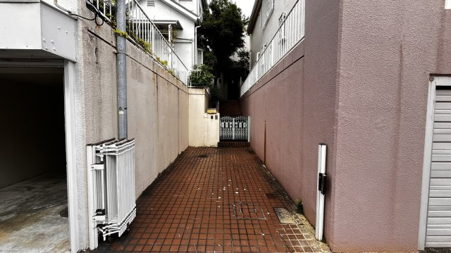 豊中市清風荘１丁目　中古戸建住宅の駐車場|１台駐車可能のスペースあります。※サイズ制限あるため、現地でご確認ください。