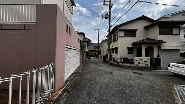 豊中市清風荘１丁目　中古戸建住宅の前面道路含む現地写真