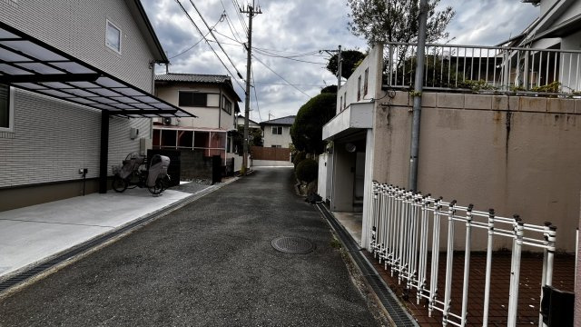 豊中市清風荘１丁目　中古戸建住宅の前面道路含む現地写真