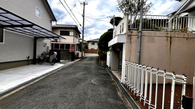 豊中市清風荘１丁目　中古戸建住宅の前面道路含む現地写真