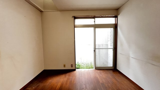 豊中市清風荘１丁目　中古戸建住宅の居間・リビング|南向きのため、陽当り良好です。