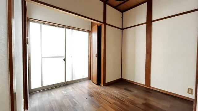 豊中市清風荘１丁目　中古戸建住宅の洋室|１階LDKに隣接している洋室です。