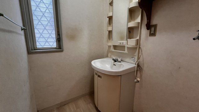 豊中市清風荘１丁目　中古戸建住宅の独立洗面台|独立洗面台および洗濯機置き場です。