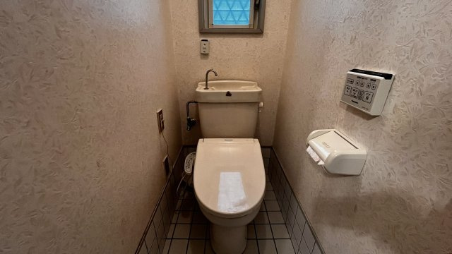 豊中市清風荘１丁目　中古戸建住宅のトイレ|温水洗浄便座付きトイレです。