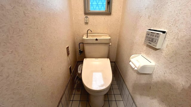 豊中市清風荘１丁目　中古戸建住宅のトイレ|温水洗浄便座付きトイレです。