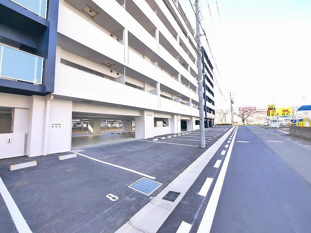 サンソレイユ新大宮の駐車場
