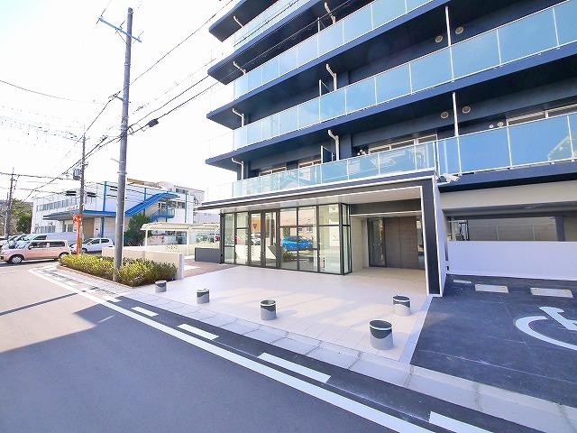 サンソレイユ新大宮のエントランス
