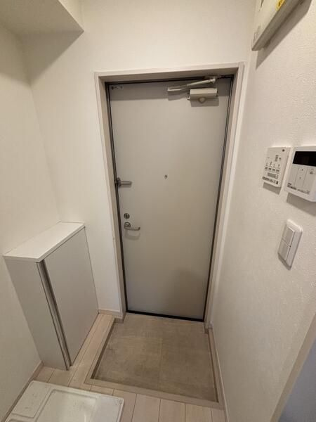 横浜市港南区大久保２丁目のアパートの玄関