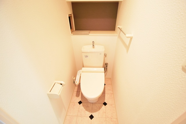 温水洗浄便座付きのトイレです♪