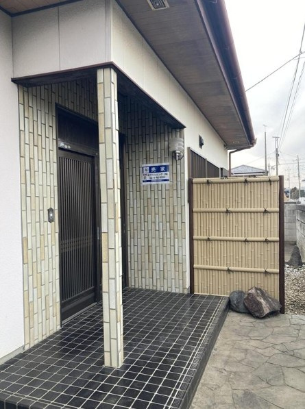 太田市 藪塚町（藪塚駅） 2階建 ６ＬＤＫの玄関