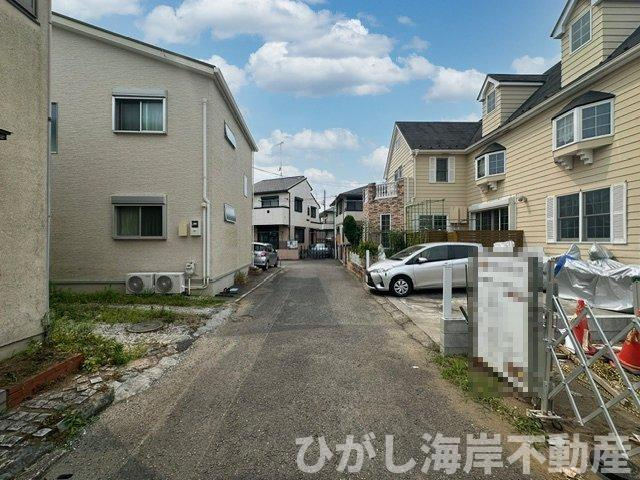 茅ヶ崎市東海岸北4丁目　　新築戸建の前面道路含む現地写真|7月17日撮影　建築中　現地外観