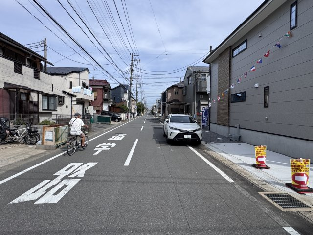 松戸市栄町８丁目新築戸建【旭町小学校：5分】の前面道路含む現地写真|北側前面道路・幅員約8ｍ