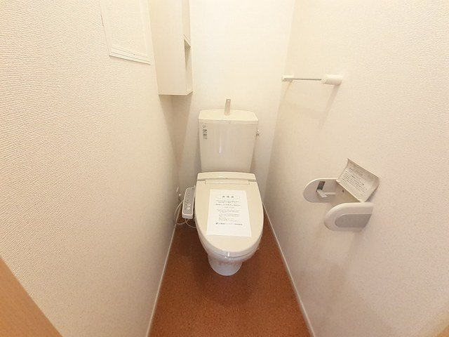 サニー・カーサー二番館Ｂのトイレ|落ち着いた色調のトイレです