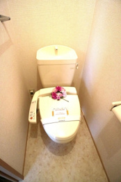 温水洗浄便座付きのトイレです♪