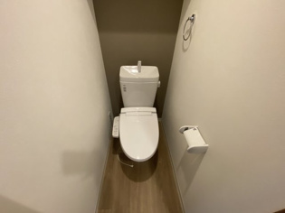 温水洗浄便座付きのトイレです♪