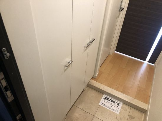 LA.スイート上野の玄関