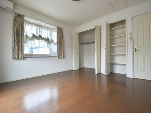 豊島区目白2丁目　中古戸建の洋室|部屋収納もバッチリです！見せる収納も流行っていますが、やはり見せない収納も大切ですね。

現地ご見学希望・資料請求などお気軽にお問い合わせ下さい！
03-5990-5201