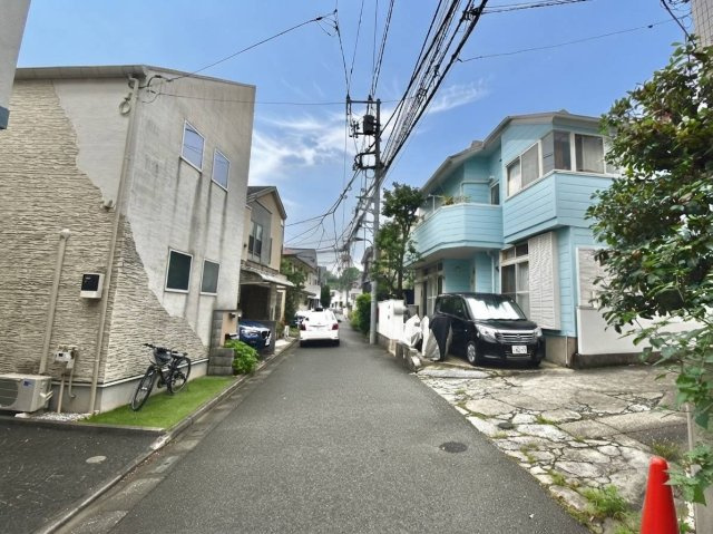 豊島区目白2丁目　中古戸建の前面道路含む現地写真|良好な住環境が守られてきた、第一種低層住居専用地域の住宅街です。

現地ご見学希望・資料請求などお気軽にお問い合わせ下さい！
03-5990-5201
