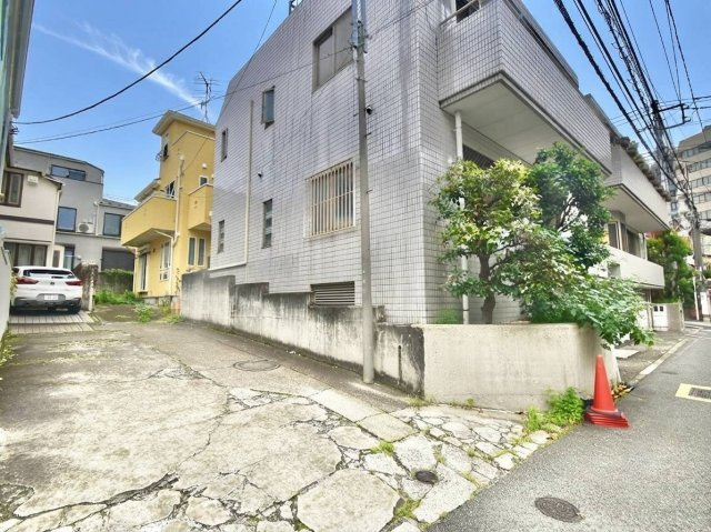 豊島区目白2丁目　中古戸建の前面道路含む現地写真|第一種低層住居専用地域のため、高い建物がなく圧迫感がありません。

現地ご見学希望・資料請求などお気軽にお問い合わせ下さい！
03-5990-5201