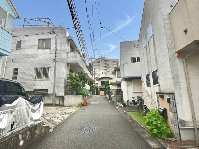 豊島区目白2丁目　中古戸建の前面道路含む現地写真|都市機能と自然が融合した価値ある住環境。

現地ご見学希望・資料請求などお気軽にお問い合わせ下さい！
03-5990-5201