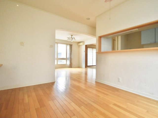 豊島区目白2丁目　中古戸建の居間・リビング|ご家族が自然と集まり会話が弾む、笑顔を育む明るい居住空間です。

現地ご見学希望・資料請求などお気軽にお問い合わせ下さい！
03-5990-5201