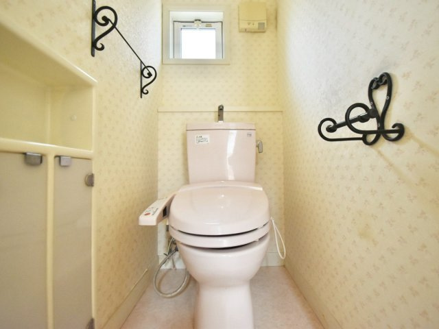 豊島区目白2丁目　中古戸建のトイレ|ウォシュレット付きのトイレはいつも快適！

現地ご見学希望・資料請求などお気軽にお問い合わせ下さい！
03-5990-5201