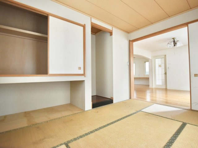 豊島区目白2丁目　中古戸建の和室|趣味を楽しんだりゲストをもてなすことができる、優雅で落ち着いた雰囲気の和室です。

現地ご見学希望・資料請求などお気軽にお問い合わせ下さい！
03-5990-5201