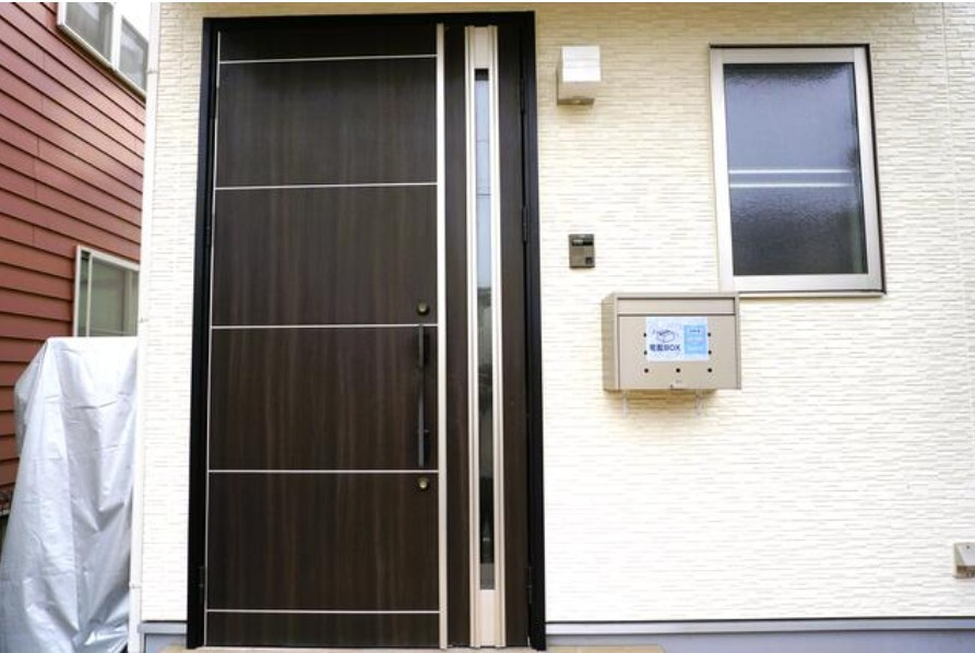 太田市 東長岡町（韮川駅） 2階建 ４ＬＤＫの玄関