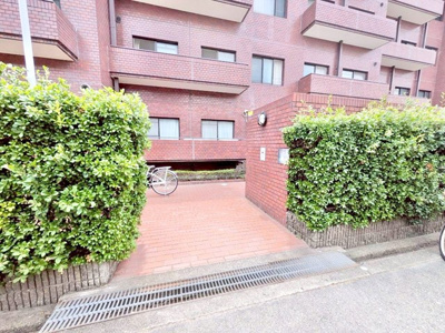 【エントランス】 | 北桜塚パークハイム | 物件を比較検討したいお客様には、「物件比較見学プラン」をご用意しております。こちらの物件だけでなく、お客様の希望に沿った物件を、いくつかまとめてご案内させて頂きます。