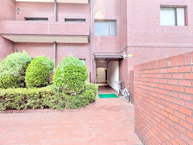 【エントランス】 | 北桜塚パークハイム | こちらのサイトに掲載されている全ての物件が、当社にてご紹介可能です！気になる物件がありましたら、弊社スタッフまでお気軽にお問合せ下さいま