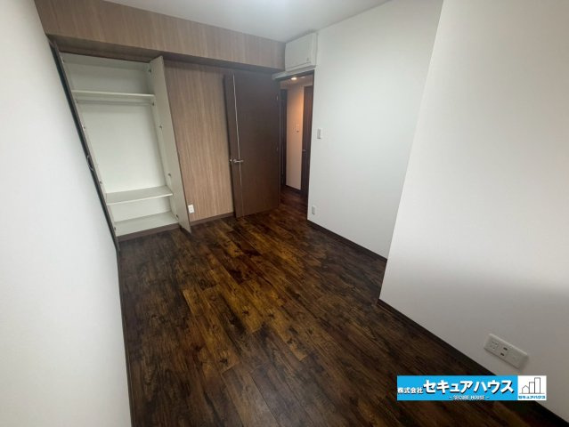 【中古マンション】サンクレイドル東海グランデの洋室|【洋室】　　　　　　　
◆家族一人ひとりの大切なプライベート空間。趣味に合わせて使って頂けるようシンプルに仕上げてあります。暮らし心地を大きく左右する収納を、適材適所に配置し使い勝手を考慮しました。　