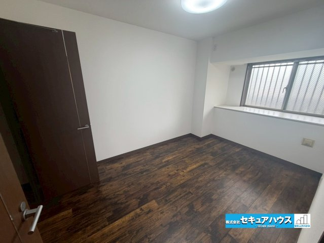 【中古マンション】サンクレイドル東海グランデの洋室|【洋室】　　　　　　　　　　　
◆広々とした居住空間は日々の暮らしを彩り、心のやすらぎと満足感を与えてくれます。通風と採光を考慮した設計は子供たちはのびのび育ち、家族でくつろぎと団らんを生み出します。