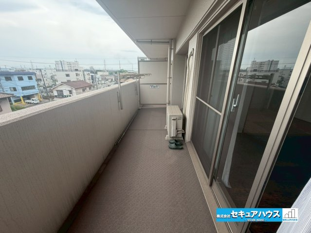 【中古マンション】サンクレイドル東海グランデのバルコニー|【バルコニー】　　　　
◆見晴らしもよく、太陽の温かな温もりをめいっぱい受け止めてくれます。
太陽の光と爽やかな風を受けたお洗濯物はあっという間に乾き、取りこむ時には太陽の匂いを感じられそうですね。　