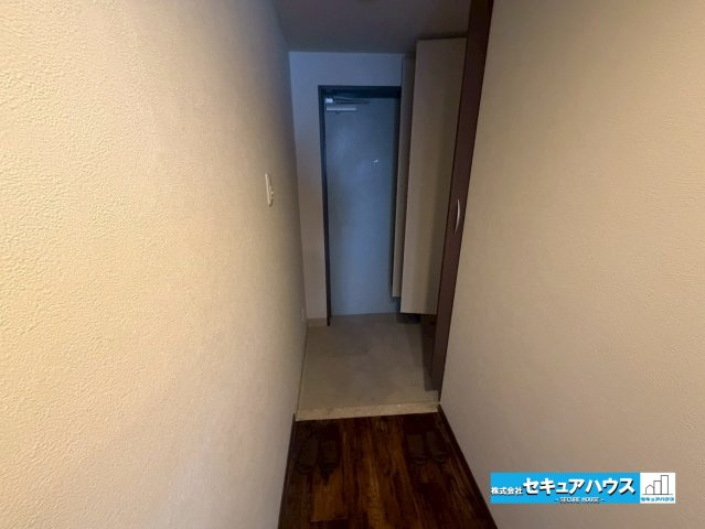 【中古マンション】サンクレイドル東海グランデの玄関|【玄関】　　　　　　　　　　　　　　　　　　　
◆光が差し込み明るいです。気分も晴れやかになりますね。
◆玄関には、収納力のあるシューズクロークがございます。玄関まわりがすっきり片付きます。　　　　　