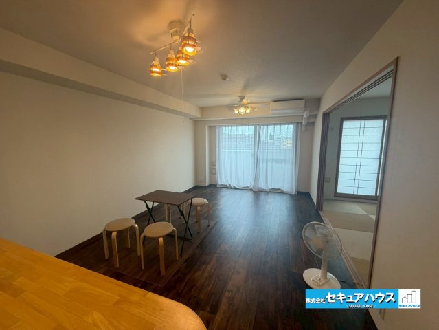 【中古マンション】サンクレイドル東海グランデの居間・リビング|【LDK】　　　　　　　　
◆家族揃ってリビングで過ごすお休みの日が、楽しみになる場所となることでしょう。
◆対面式のオープンキッチンは、家事をしながら家族の様子が一目でわかる安心＆便利設備♪　　　　
