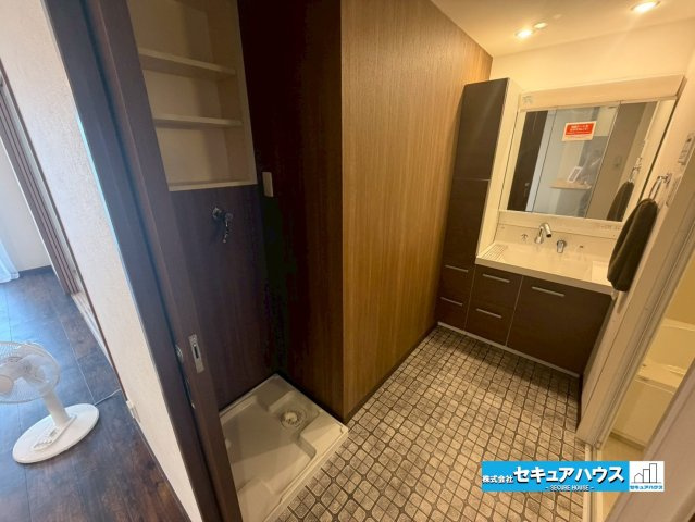 【中古マンション】サンクレイドル東海グランデの独立洗面台|【洗面台】
◆新品交換済みです。収納部分も追加してます。
◆鏡の裏にはたっぷりと収納スペースを標準装備！
◆電源を付属しているのでドライヤーなど利用できます。
　　　　　　　　　　　　　　　　　　　