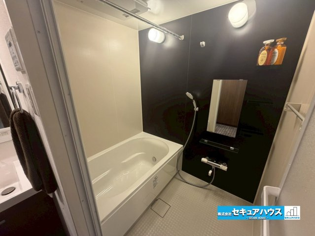 【中古マンション】サンクレイドル東海グランデの浴室|【浴室】
◆新品交換してます。
◆アクセントパネルで落ち着きのある雰囲気を演出し、毎日の疲れを癒やすバスタイムを過ごせます。
◆窓付きで、カビの繁殖を抑える効果があります。　　　　　　　　　　　　　　