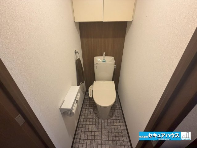【中古マンション】サンクレイドル東海グランデのトイレ|【高機能トイレ】　
◆トイレ新品交換してます。
◆高機能トイレの多くは便器のフタの開閉が自動であり、使用後に手動で水を流す面倒もなく非常に便利です。　　　