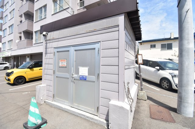 施錠付きで不審者を防ぐ。清潔な敷地内専用ゴミ置き場。