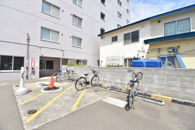 整理された駐輪ラック。広々とした屋外自転車駐輪場。
