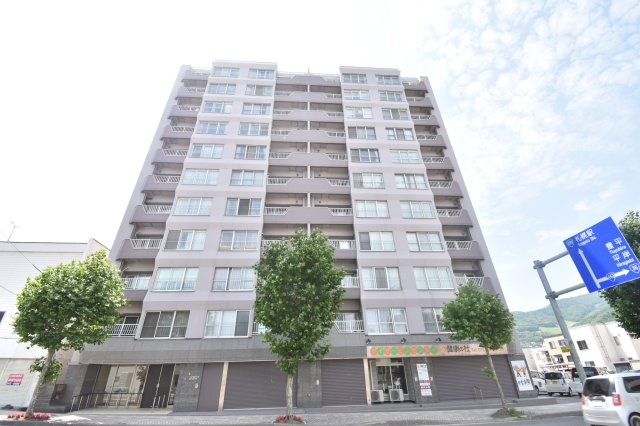 バス停まで徒歩3分。周辺の緑に調和する、SRC造11階建の落ち着いた佇まいのマンションです。