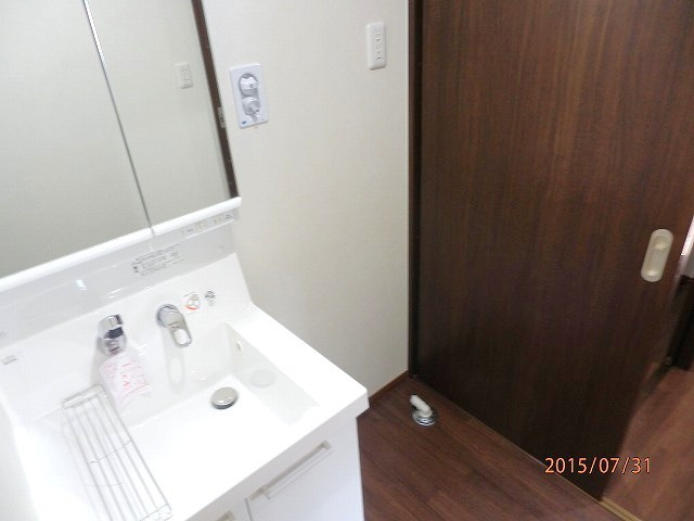 ゆったりとスペースのある洗面所