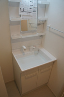 ゆったりとスペースのある洗面所