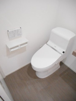 落ち着いた色調のトイレです