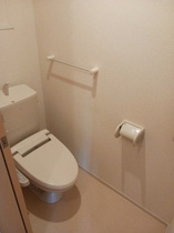 落ち着いた色調のトイレです