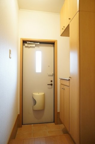 収納もある玄関です