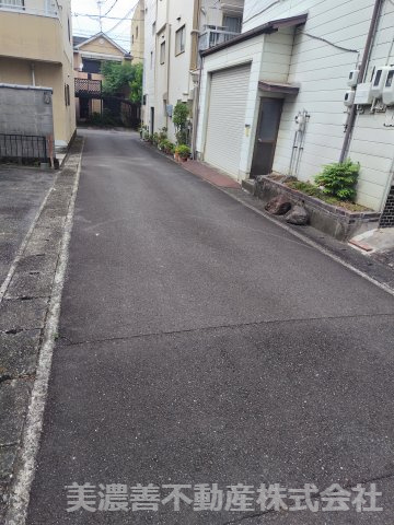 ６７１２８　岐阜市六条福寿町土地の前面道路含む現地写真