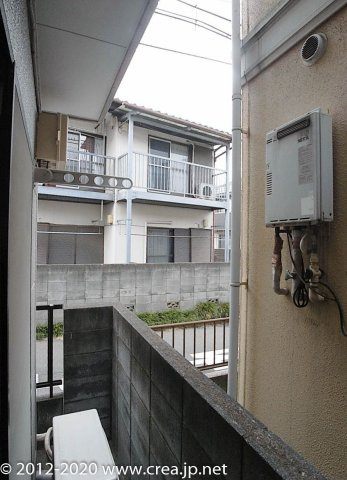 暖かな日差しのふりそそぐバルコニー