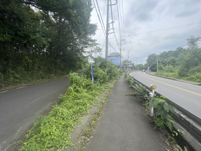 敷地面積36坪　売地　毛呂山町市場　資材置場他の前面道路含む現地写真|約３６坪の更地です。家庭菜園や資材置き場など、ご希望の用途でご活用いただけます。平坦地のため、多様な用途に利用しやすい形状です。