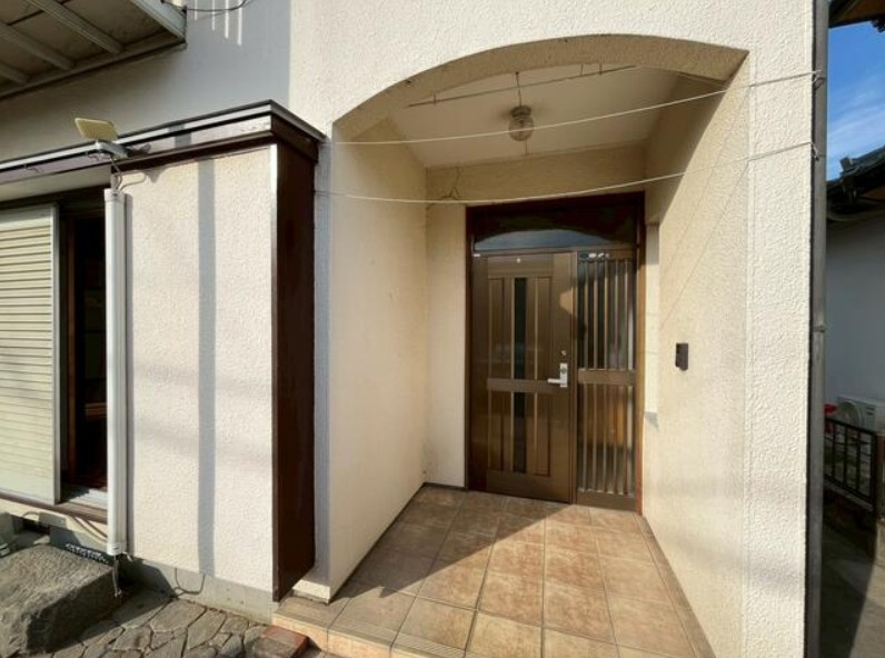 邑楽郡大泉町 朝日５丁目（東小泉駅） 2階建 ４ＬＤＫの玄関